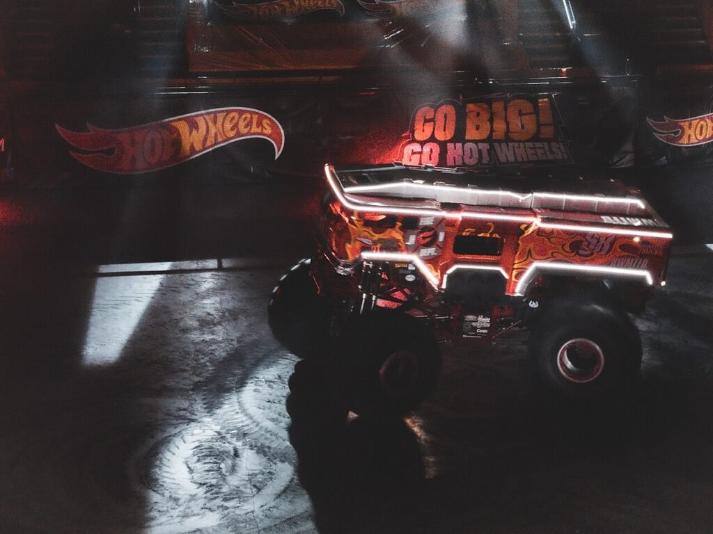 Caminhão gigante iluminado durante apresentação do Hot Wheels Monster Trucks Live