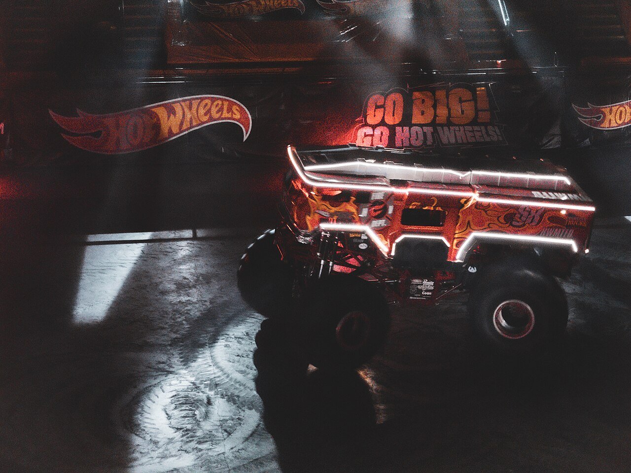 Caminhão gigante iluminado durante apresentação do Hot Wheels Monster Trucks Live