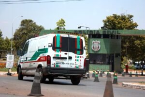 Viatura do Instituto Médico Legal da Polícia Civil do DF na entrada do complexo policial