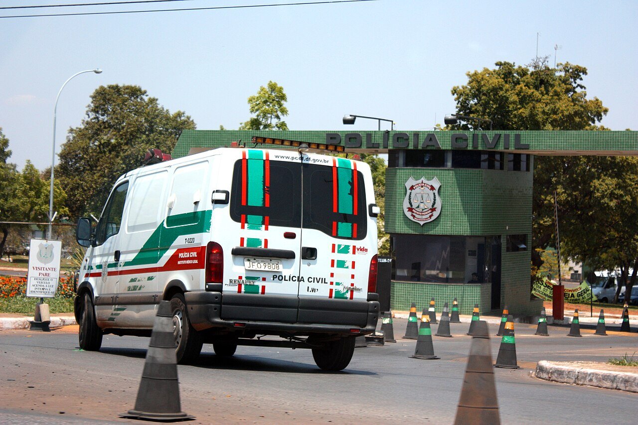 Viatura do Instituto Médico Legal da Polícia Civil do DF na entrada do complexo policial