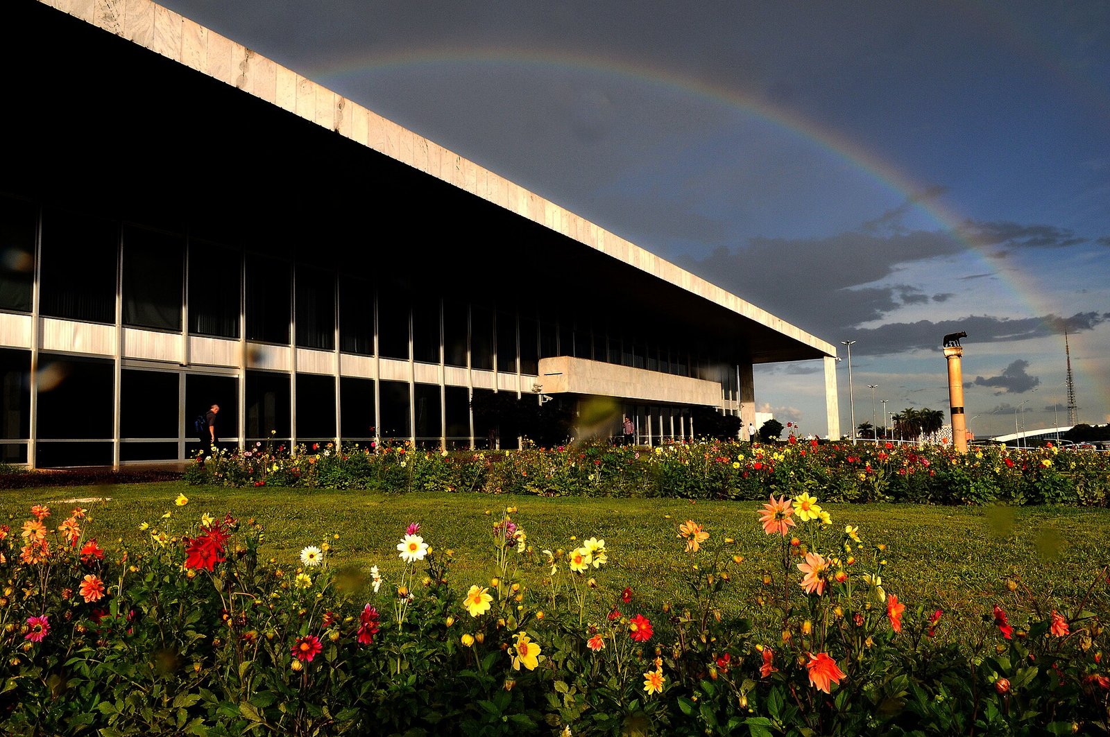 Palácio do Buriti, sede do governo do Distrito Federal, com jardim florido
