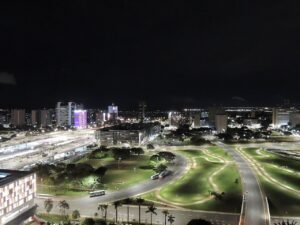 Vista noturna da Rodoviária do Plano Piloto e do Eixo Monumental, em Brasília