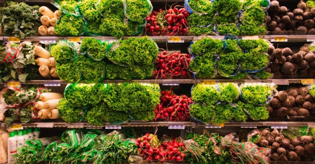 Prateleiras de hortifrúti de supermercado com alfaces, rabanetes e beterrabas