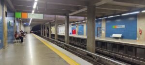 Plataforma da Estação Central do Metrô do DF, com placa indicando sentido Ceilândia e Samambaia