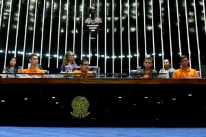 Estudantes ocupam a mesa diretora do Plenário do Senado durante edição do Programa Jovem Senador