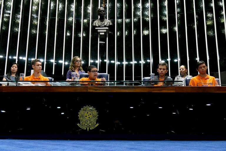 Estudantes ocupam a mesa diretora do Plenário do Senado durante edição do Programa Jovem Senador