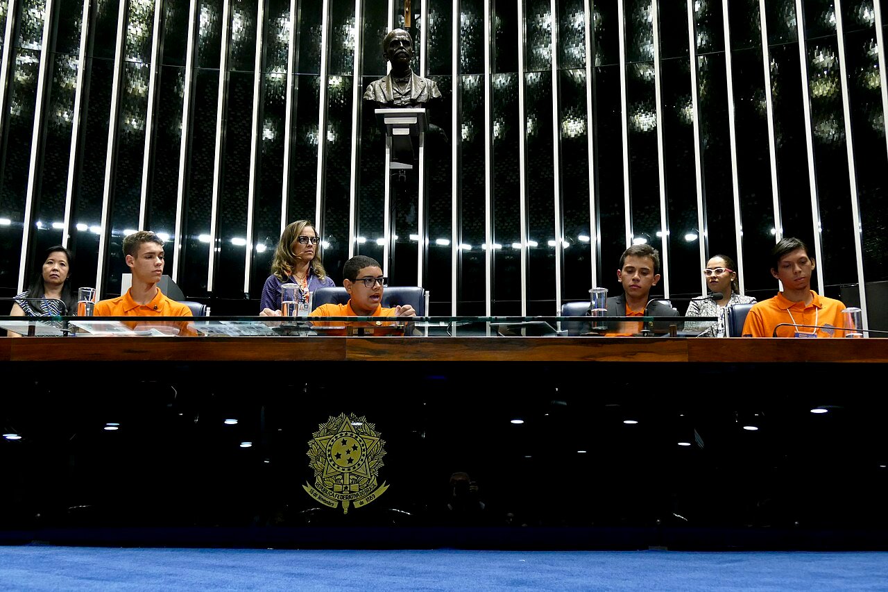 Estudantes ocupam a mesa diretora do Plenário do Senado durante edição do Programa Jovem Senador