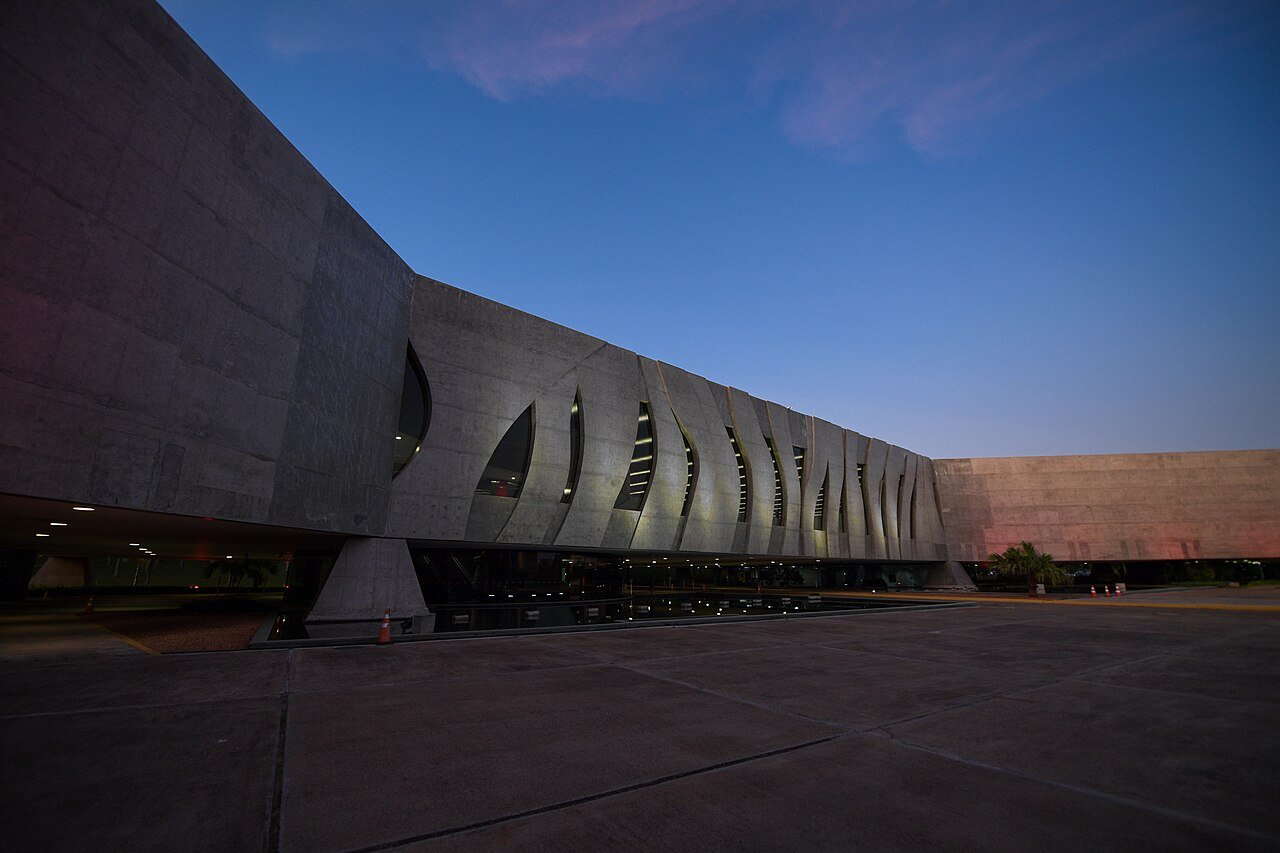 Fachada de concreto do edifício-sede do Superior Tribunal de Justiça, em Brasília, ao entardecer