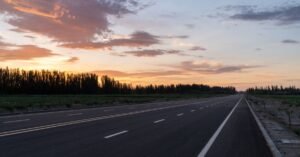 Rodovia de pista dupla vazia ao entardecer