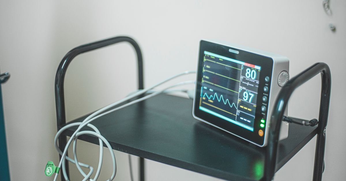 Monitor multiparametrico ligado ao lado de um leito hospitalar