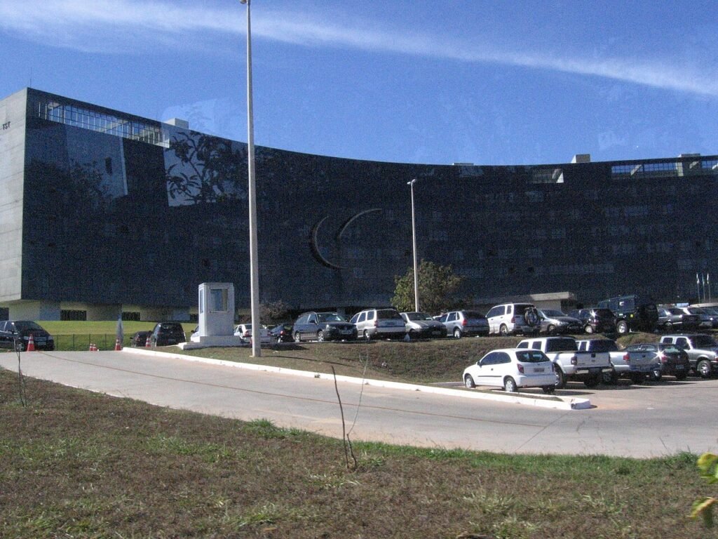 Fachada curva do edifício do Tribunal Superior do Trabalho, em Brasília, em dia de céu azul