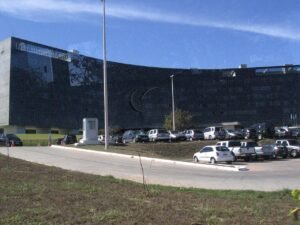Fachada curva do edifício do Tribunal Superior do Trabalho, em Brasília, em dia de céu azul