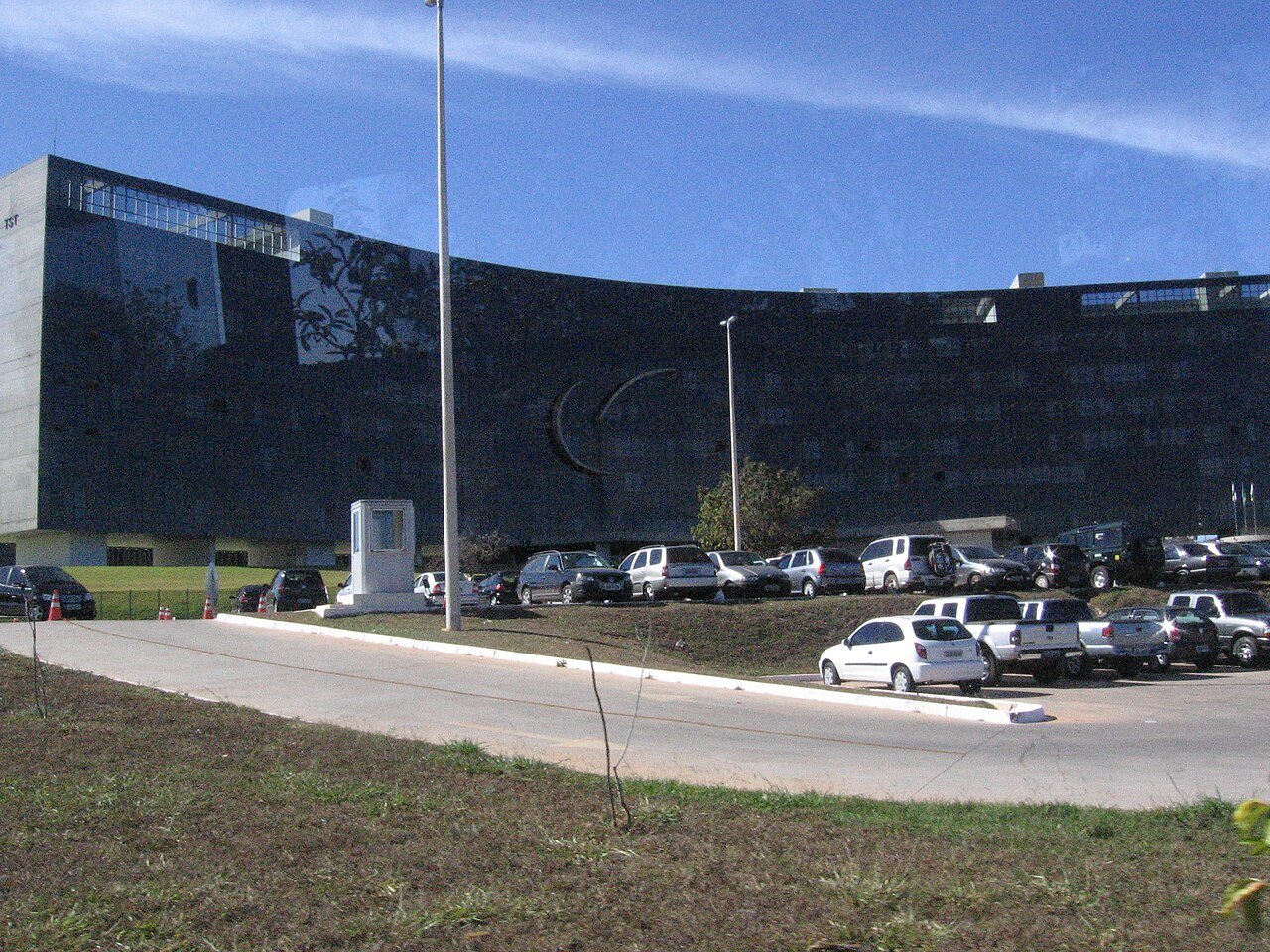 Fachada curva do edifício do Tribunal Superior do Trabalho, em Brasília, em dia de céu azul