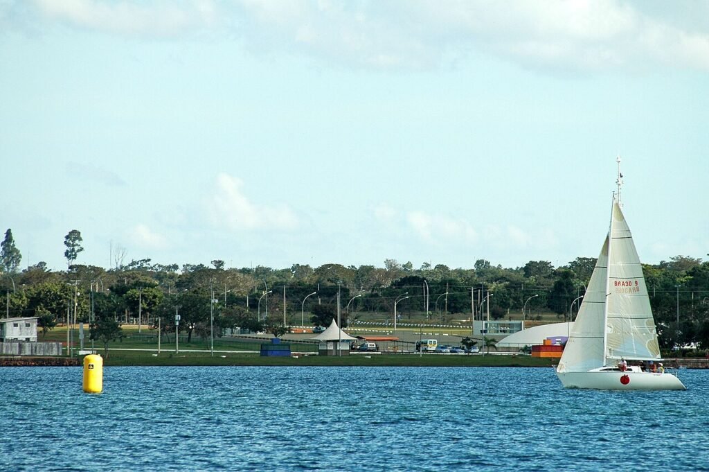 Embarcação navega no Lago Paranoá, em Brasília, com a orla ao fundo