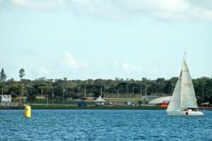 Embarcação navega no Lago Paranoá, em Brasília, com a orla ao fundo