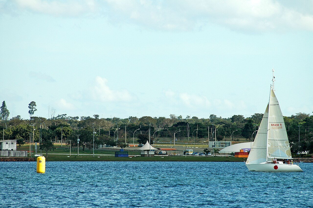 Embarcação navega no Lago Paranoá, em Brasília, com a orla ao fundo