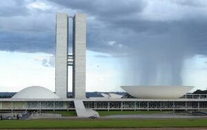 Vista do Congresso Nacional, em Brasília, com as duas torres e as cúpulas do Senado e da Câmara