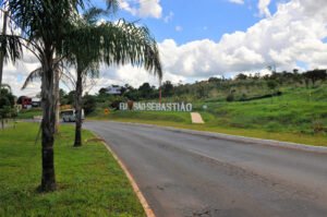 Letreiro Eu amo São Sebastião na entrada da região administrativa, no Distrito Federal