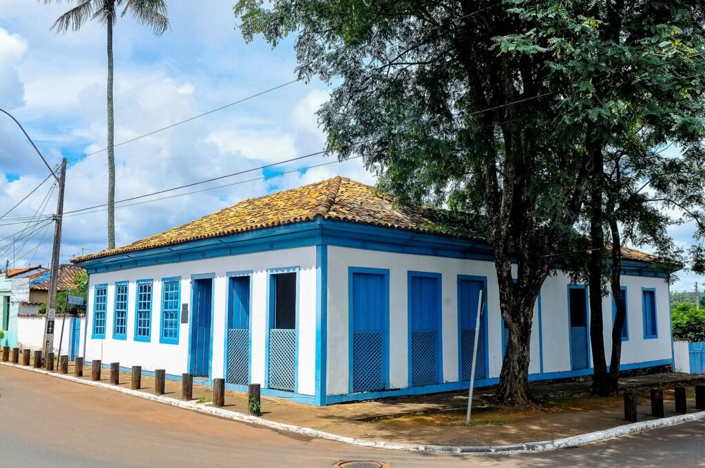 Casario histórico em azul e branco no centro de Planaltina, no Distrito Federal