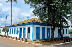 Casario histórico em azul e branco no centro de Planaltina, no Distrito Federal