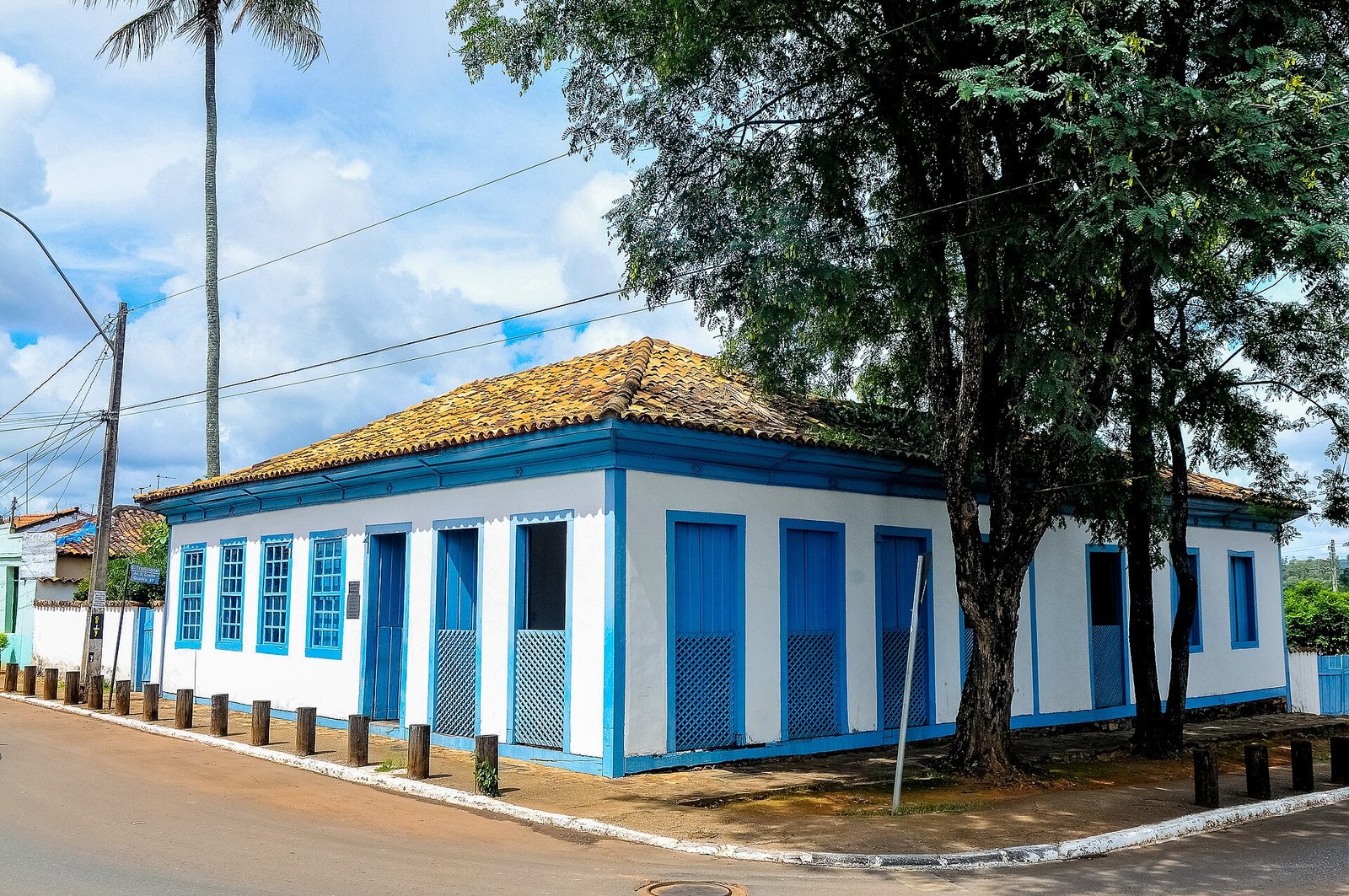 Casario histórico em azul e branco no centro de Planaltina, no Distrito Federal