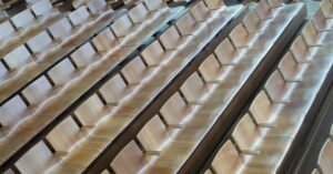 Fileiras de assentos de madeira em auditório vazio