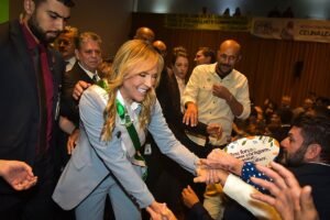 Governadora Celina Leão cumprimenta apoiadores durante cerimônia oficial em Brasília