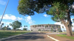 Fachada do Estádio Nacional Mané Garrincha, em Brasília, em dia de céu azul