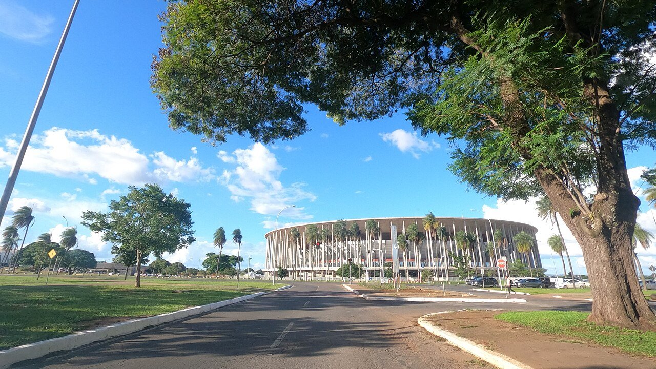 Fachada do Estádio Nacional Mané Garrincha, em Brasília, em dia de céu azul