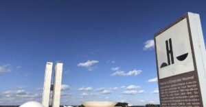 Fachada do Palácio do Congresso Nacional, em Brasília, com as duas torres e a cúpula do Senado