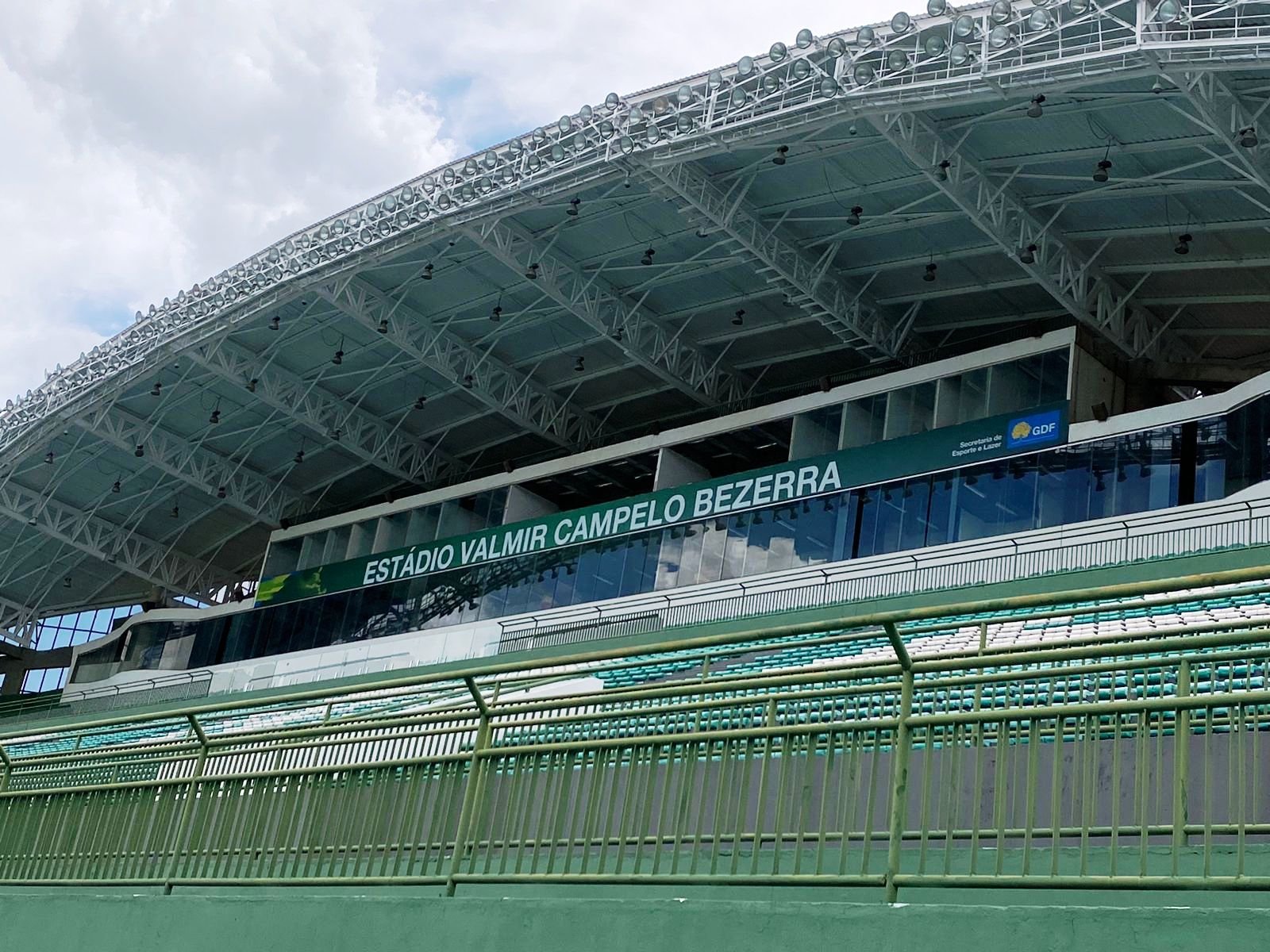Fachada da arquibancada do Estádio Walmir Campelo Bezerra, o Bezerrão, no Gama