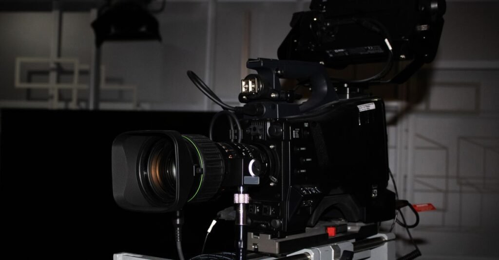 Câmera profissional de estúdio de televisão em close