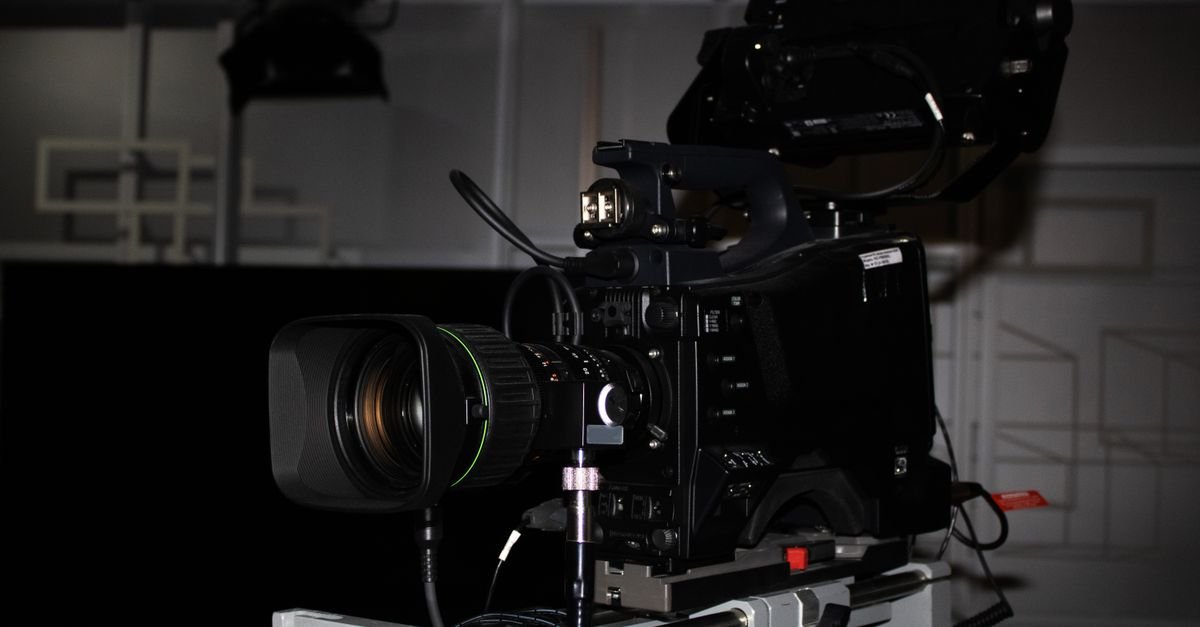 Câmera profissional de estúdio de televisão em close