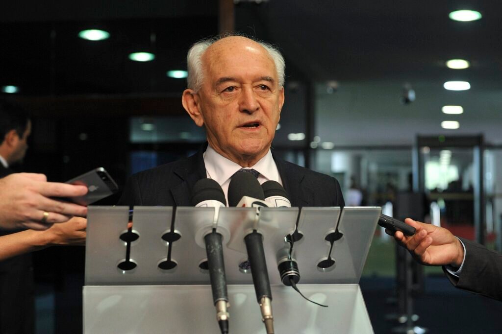 O ministro do Trabalho e Emprego Manoel Dias concede entrevista diante de microfones