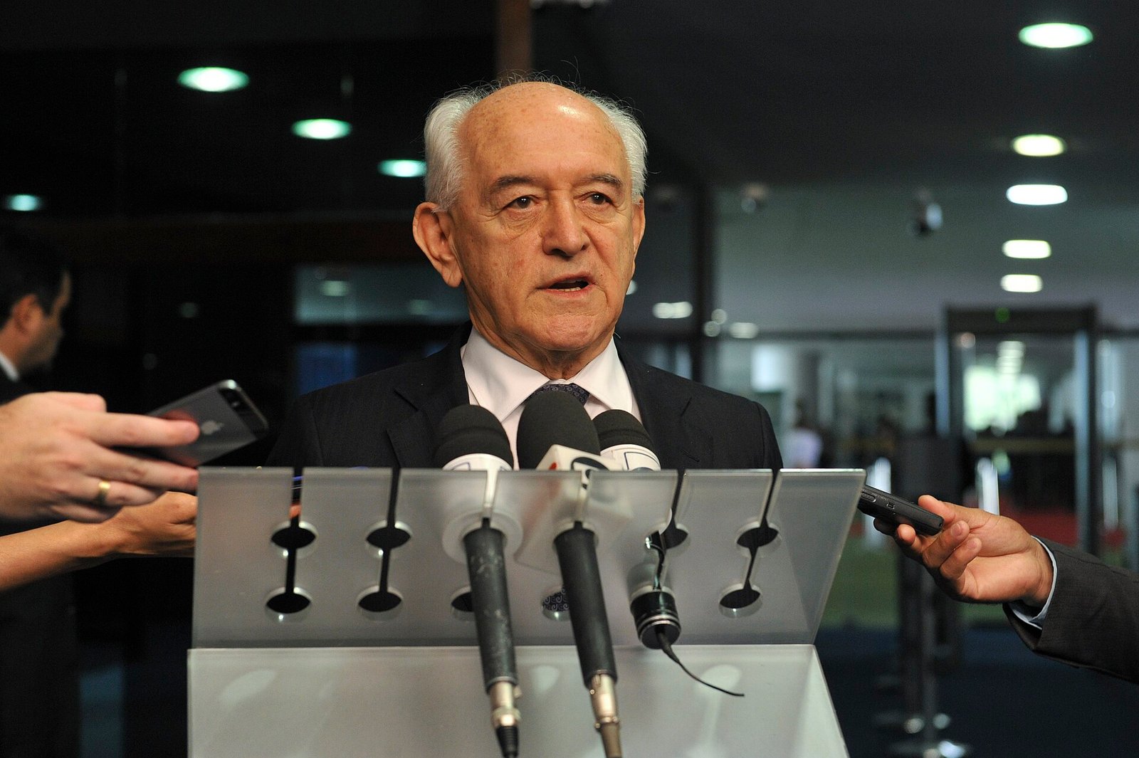 O ministro do Trabalho e Emprego Manoel Dias concede entrevista diante de microfones