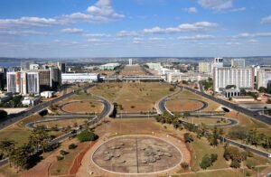 Vista aerea do Eixo Monumental de Brasilia com o Congresso Nacional ao fundo