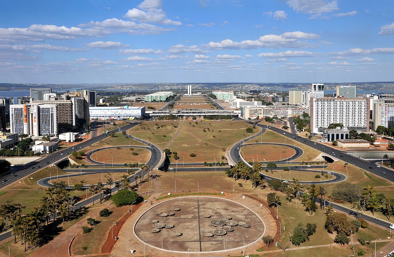 Vista aerea do Eixo Monumental de Brasilia com o Congresso Nacional ao fundo