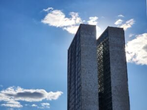 Torres do Congresso Nacional, em Brasilia, vistas de baixo contra o ceu azul