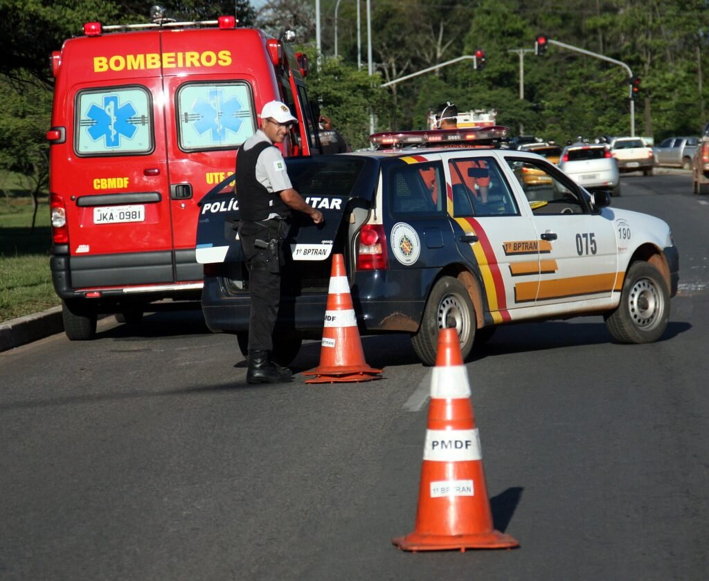 Viatura do Corpo de Bombeiros e do Batalhão de Trânsito da PMDF em atendimento de ocorrência em via do DF