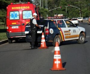 Viatura do Corpo de Bombeiros e do Batalhão de Trânsito da PMDF em atendimento de ocorrência em via do DF