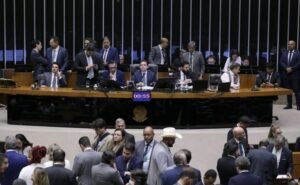Deputados reunidos no plenário da Câmara dos Deputados durante sessão de votação