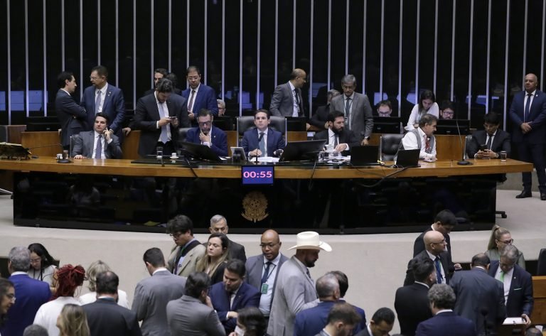 Deputados reunidos no plenário da Câmara dos Deputados durante sessão de votação