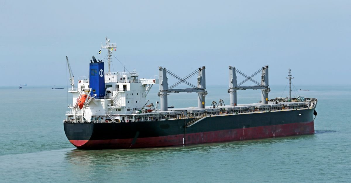 Navio graneleiro carregado navegando em mar aberto