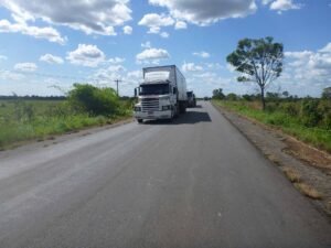 Caminhões trafegam pela BR-135, no Maranhão, em pista de mão dupla cercada por vegetação