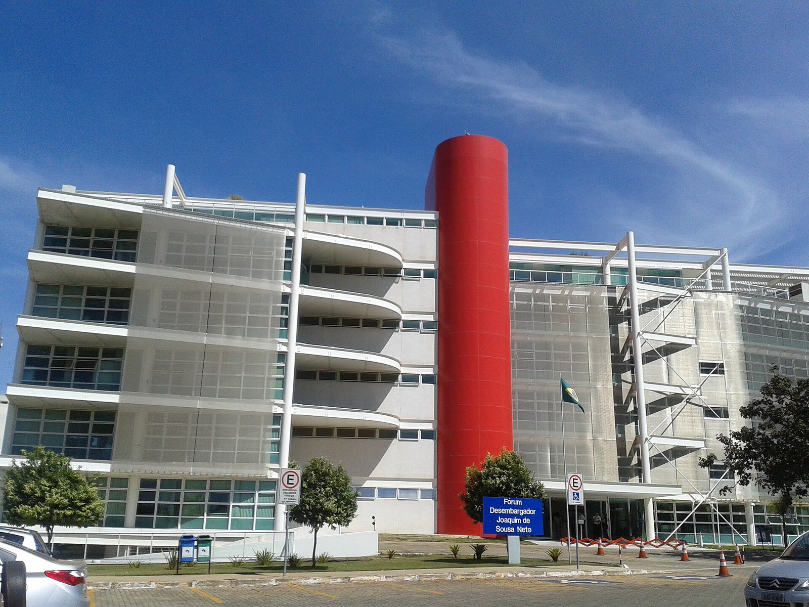 Fachada do Fórum Desembargador Joaquim de Sousa Neto, do TJDFT, em Brasília