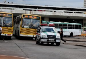 Viatura da Polícia Civil do Distrito Federal em via de Brasília, ao lado de ônibus do transporte público