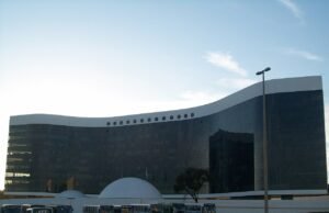 Fachada curva de vidro escuro do edifício do Tribunal Superior Eleitoral, em Brasília
