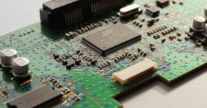 Close-up de uma placa de circuito eletrônico verde com microchip e componentes