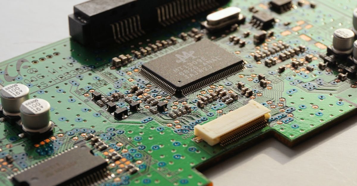 Close-up de uma placa de circuito eletrônico verde com microchip e componentes