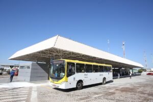 Ônibus do sistema de transporte coletivo do Distrito Federal parado em terminal, com passageiros na plataforma